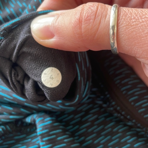 Lululemon Run It Out Tight W’s 4 Black Blue Tiny Geo Print Leggings Activewear - Picture 5 of 12